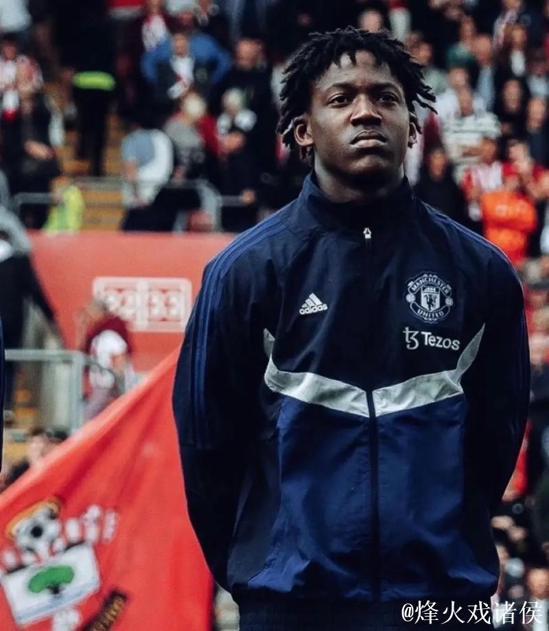 科比-梅努的哥哥现身老特拉福德，衣着展示‘释放科比-梅努’的标语